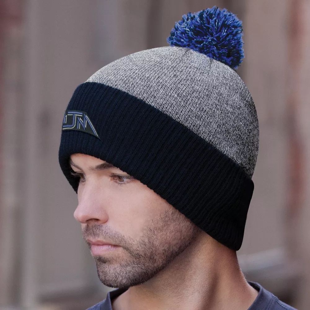 Bonnet tricoté avec pompon de 8 cm