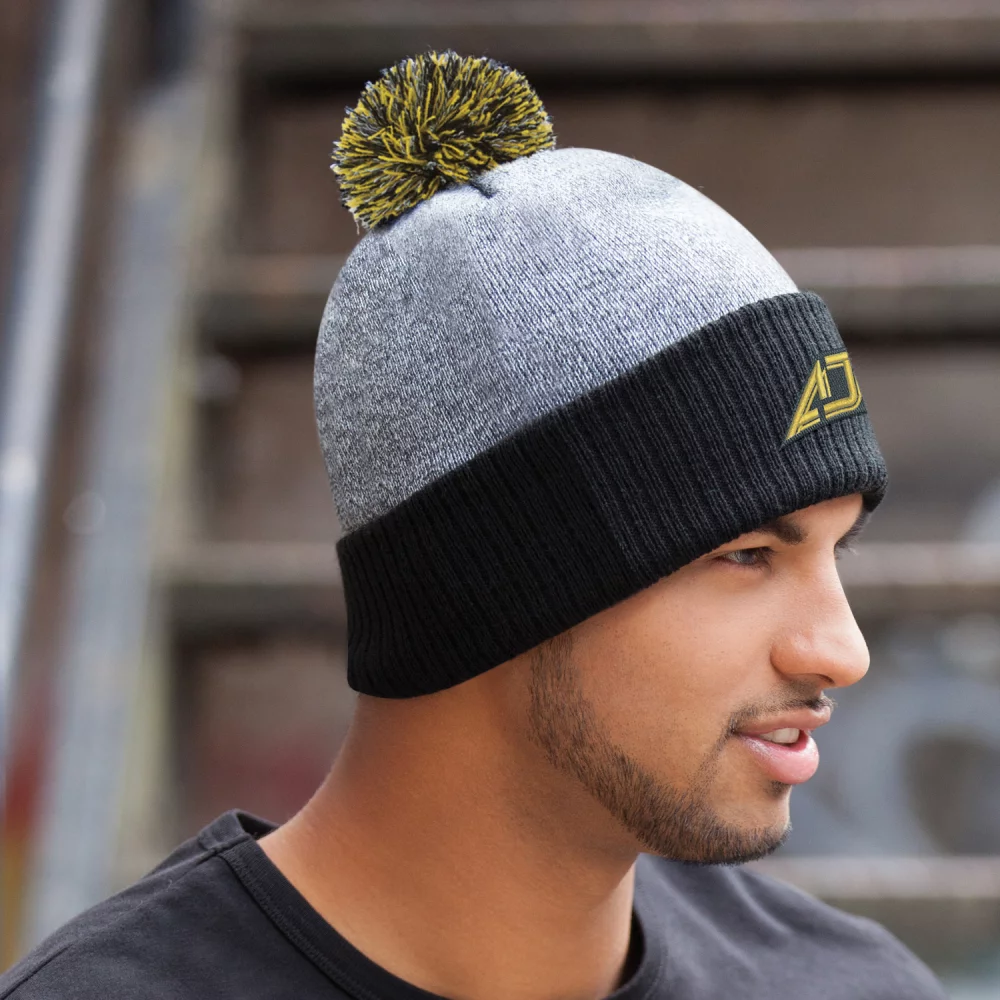 Bonnet tricoté avec pompon de 8 cm