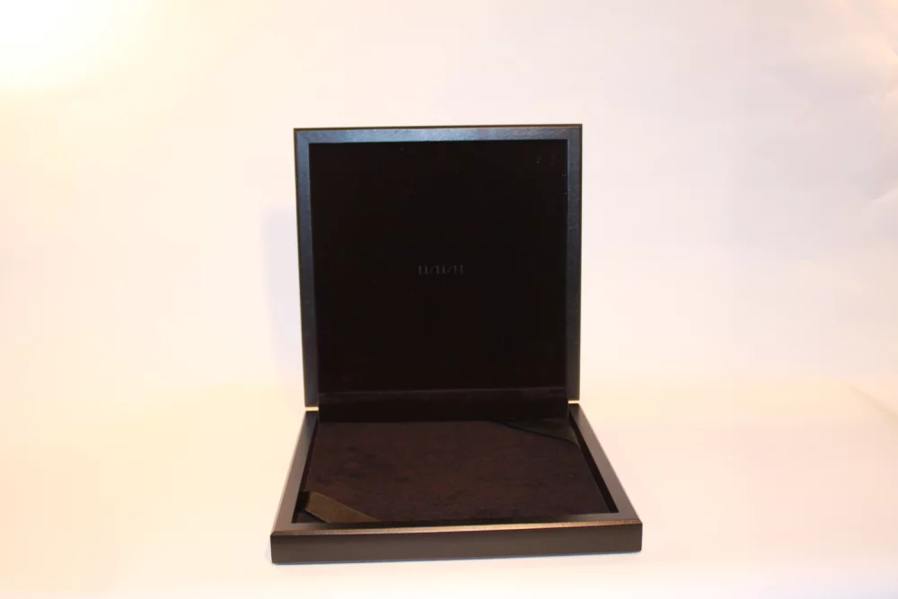 Boîte de présentation en bois de noyer américain, teinture noire et laque - sur mesure
