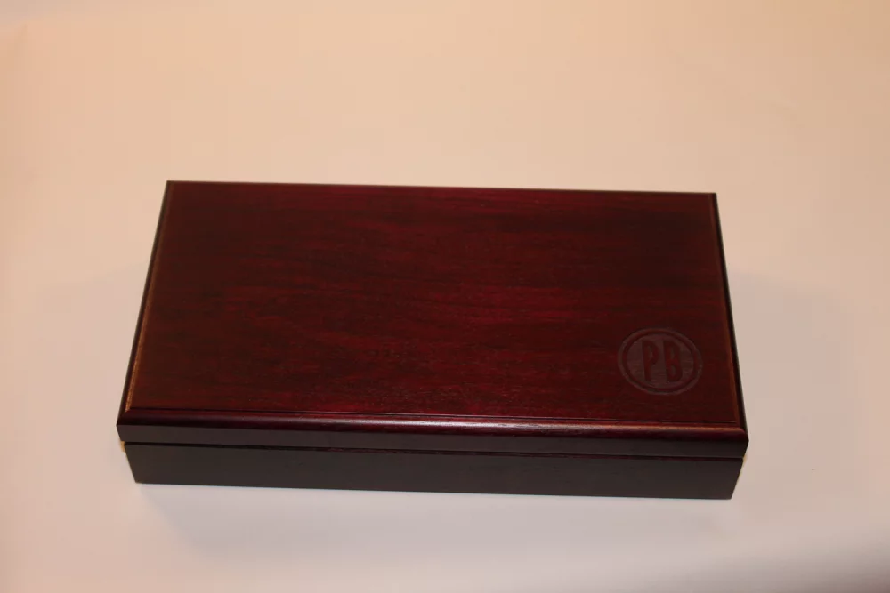 Étui de présentation personnalisé en noyer américain, teinté acajou et laqué / en bois - fabriqué sur commande