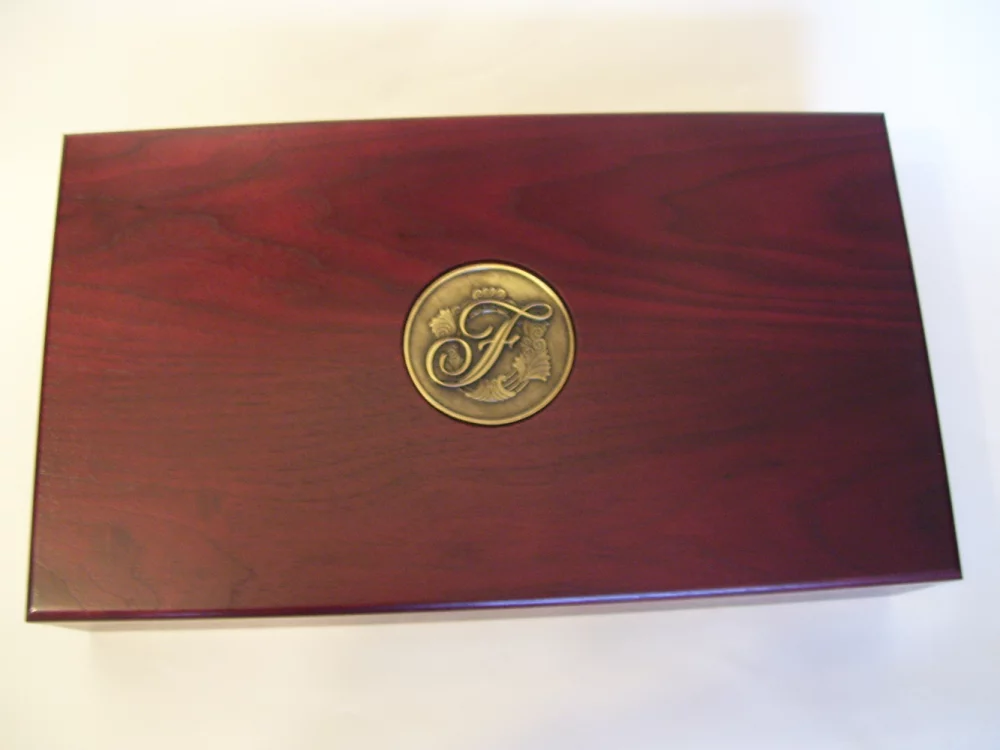 Boîte en bois de noyer américain avec médaillon incrusté personnalisé - Fabriquée sur commande