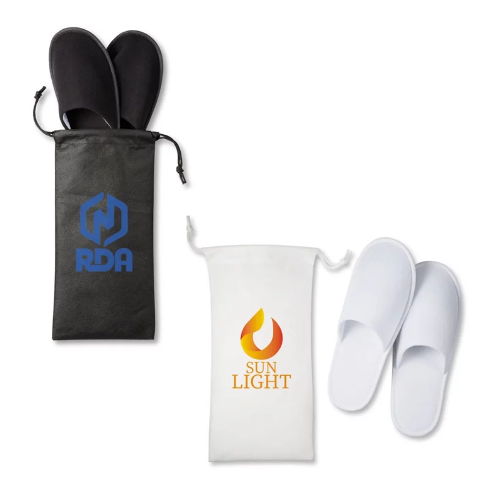 Chaussons de voyage dans une pochette