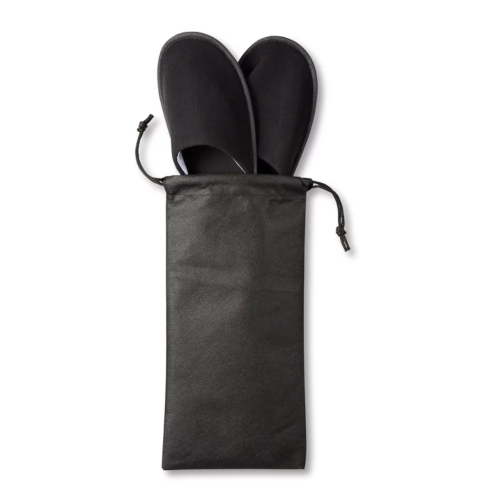 Chaussons de voyage dans une pochette