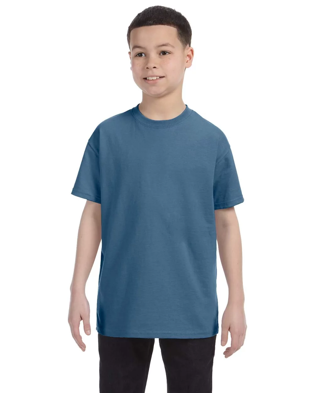 T-shirt en coton épais pour jeunes de la marque Gildan.