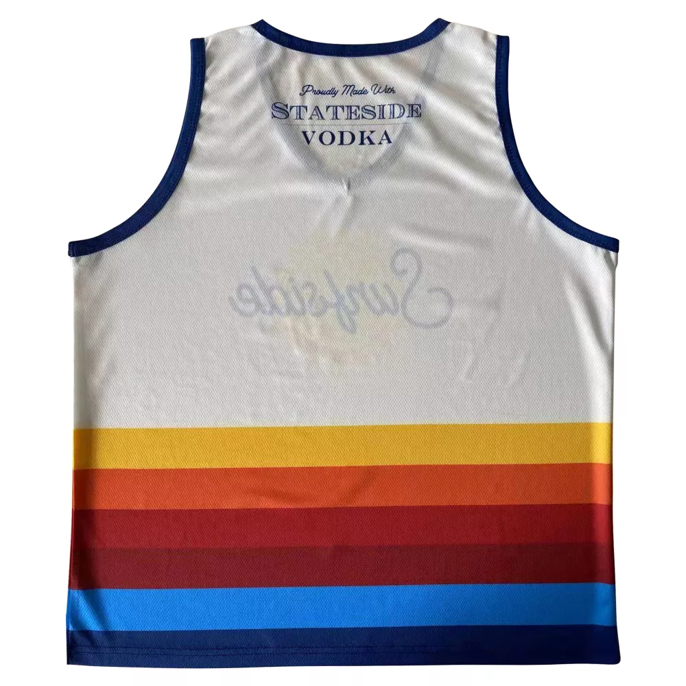 Maillots de basketball à manches courtes personnalisés par sublimation de teinture.