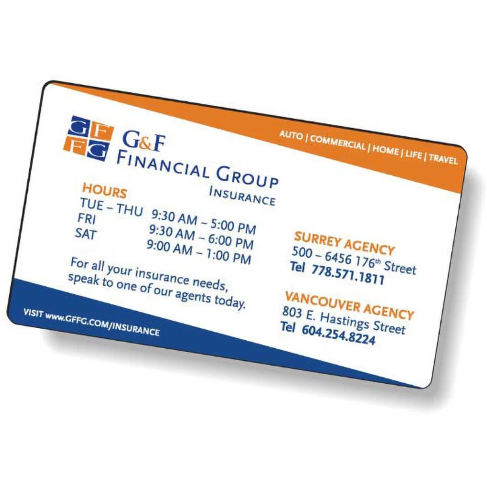 Cartes de visite magnétiques blanches avec coins arrondis et bordure débordante.