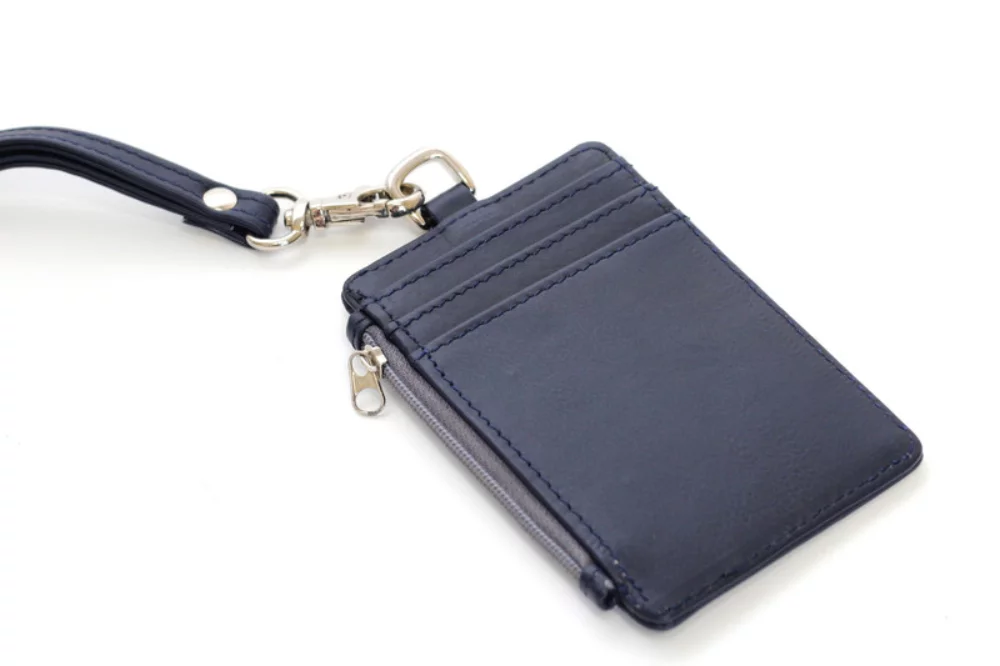 Étui zippé vegan bleu marine de designer Ashlin® Aulora avec lanière