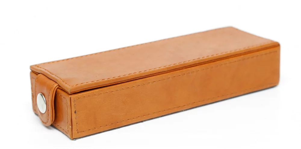 Boîte à deux stylos Faenza de designer britannique Ashlin® en cuir brun.