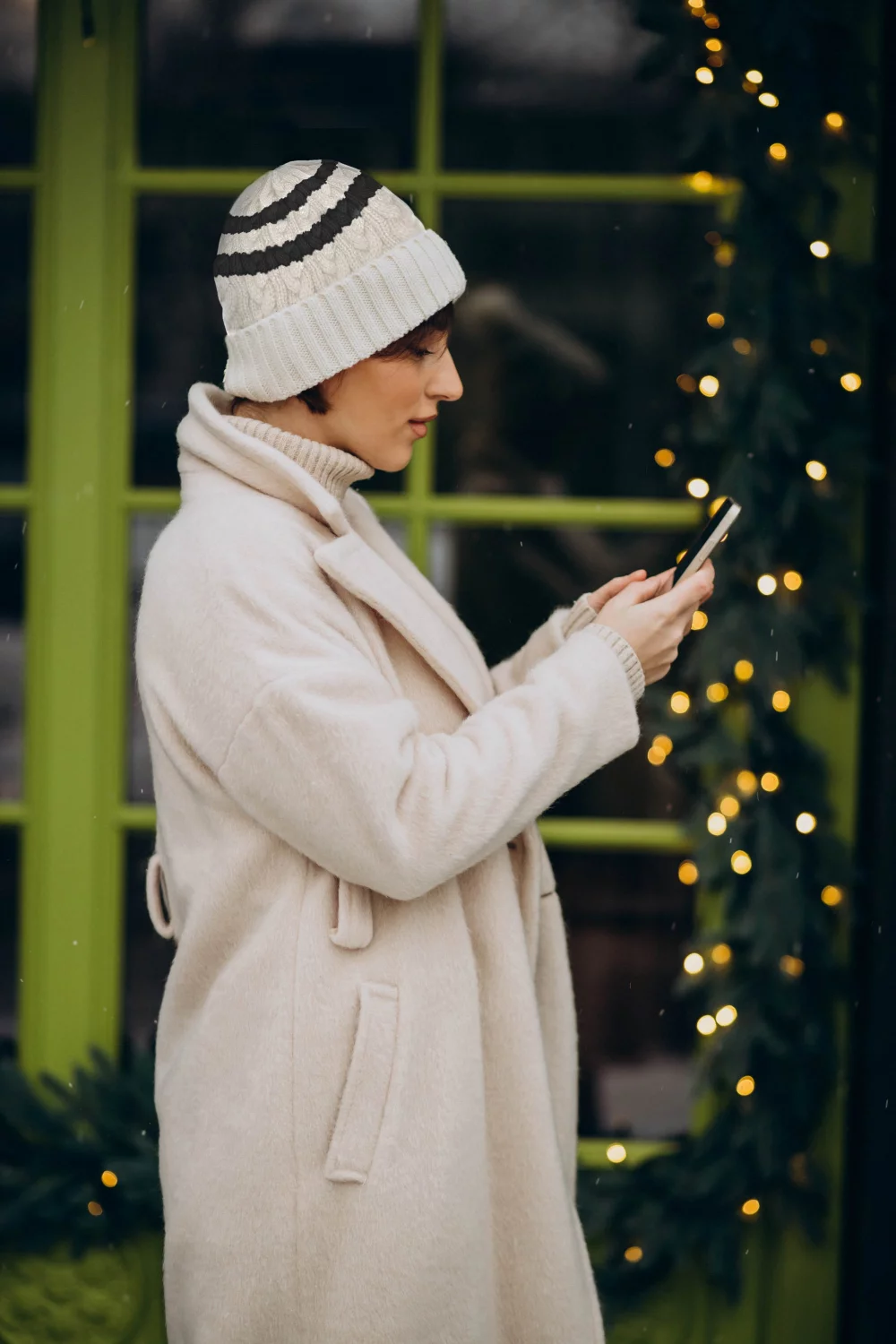 Bonnet en tricot torsadé avec revers et pompon.