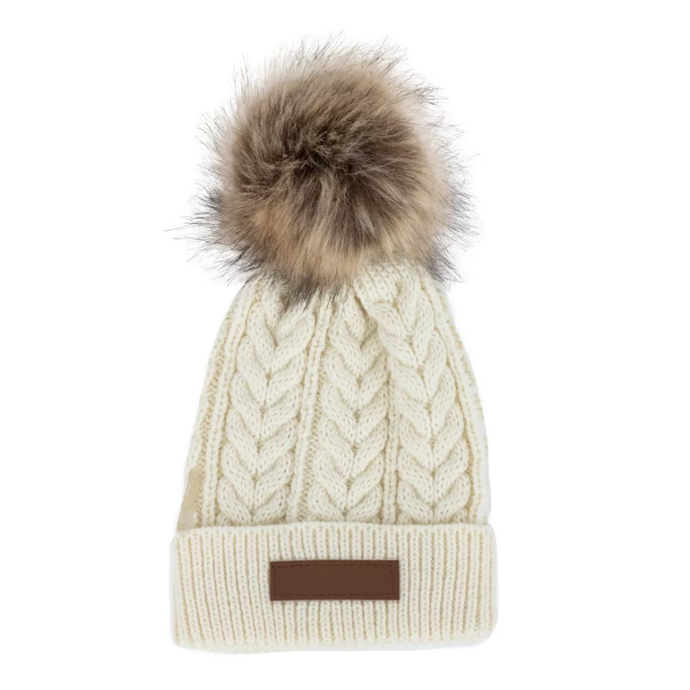 Bonnet en tricot câblé avec pompon en fausse fourrure